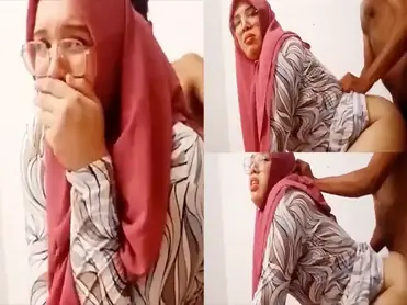 Bokep MILF Hijab Pink Ngewe Sama Brondong poster